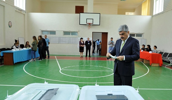 Azerbaijani officials vote at constitutional referendum 